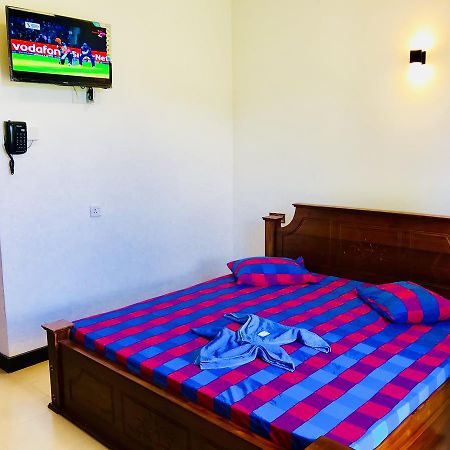 Hotel Travellers Halt à Ratnapura Extérieur photo