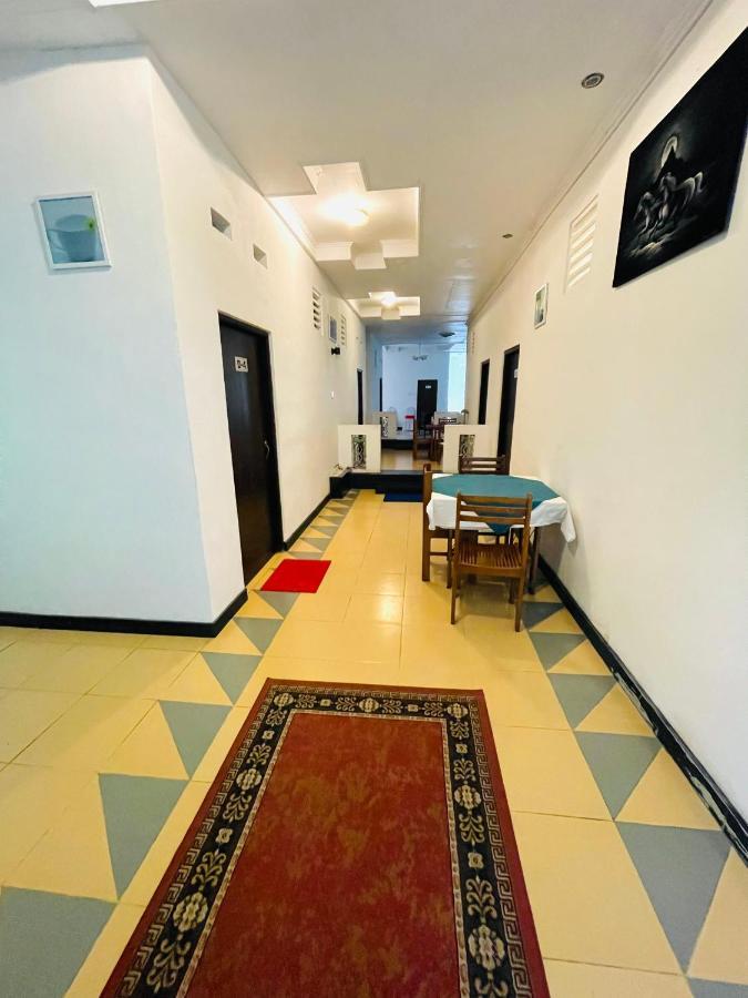 Hotel Travellers Halt à Ratnapura Extérieur photo