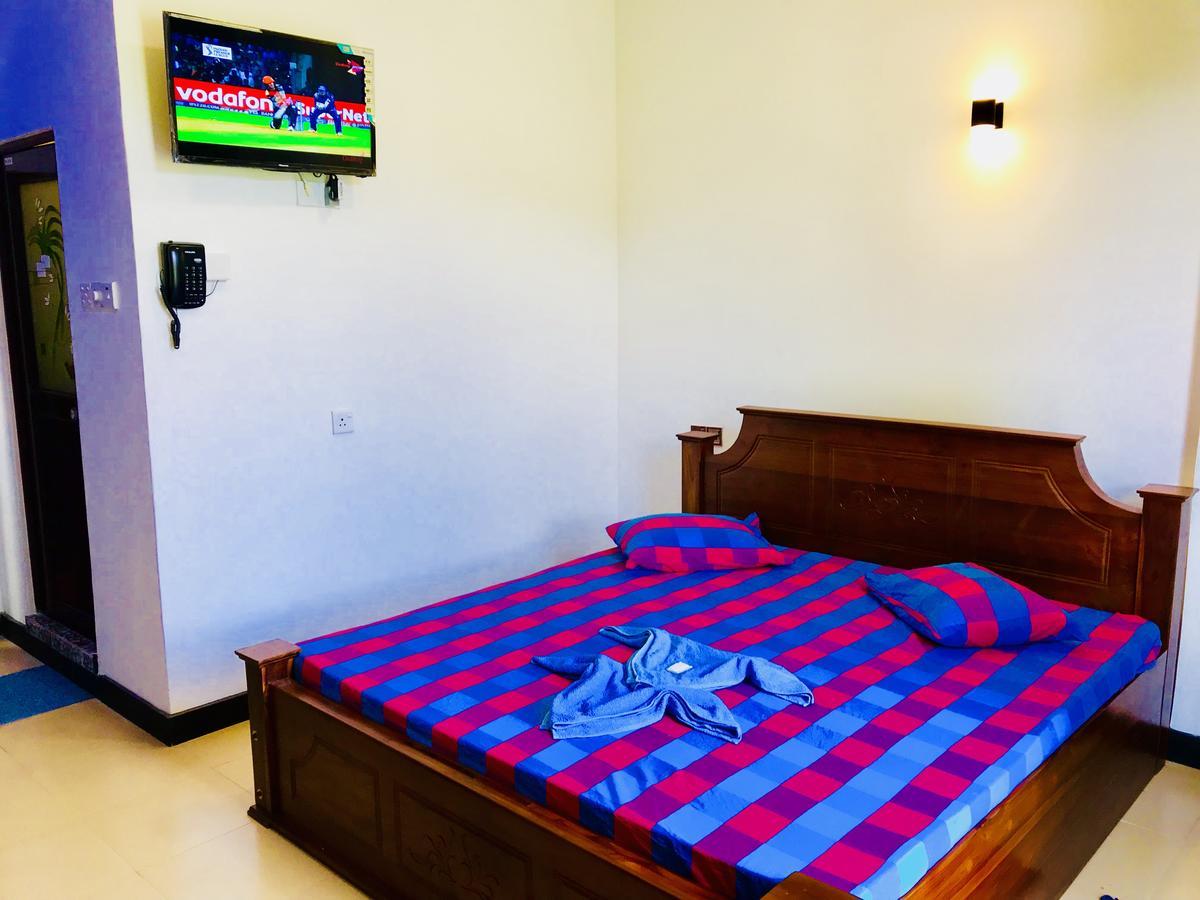 Hotel Travellers Halt à Ratnapura Extérieur photo