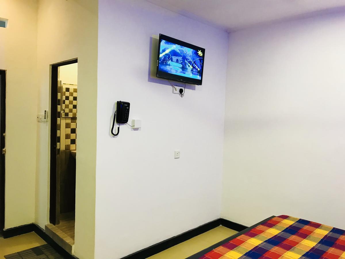 Hotel Travellers Halt à Ratnapura Extérieur photo