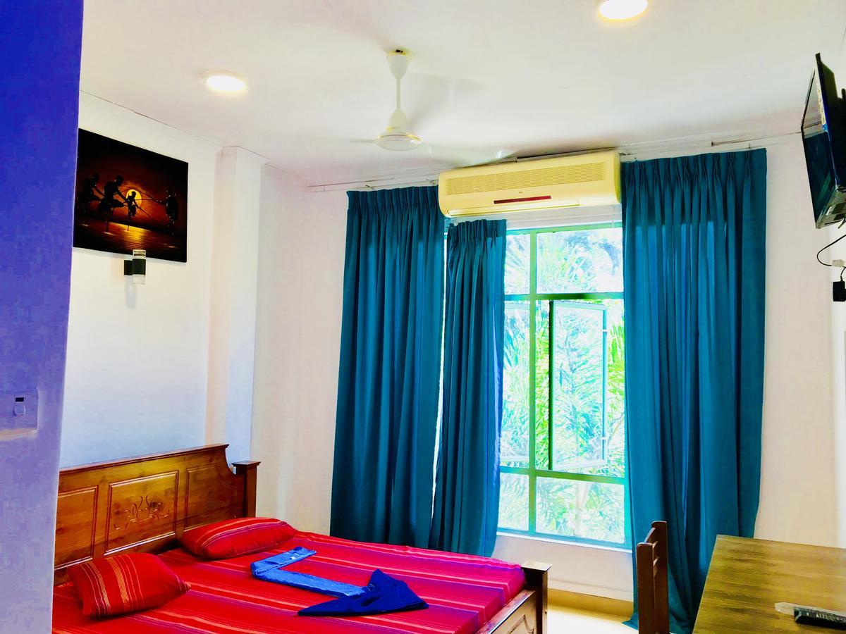 Hotel Travellers Halt à Ratnapura Extérieur photo
