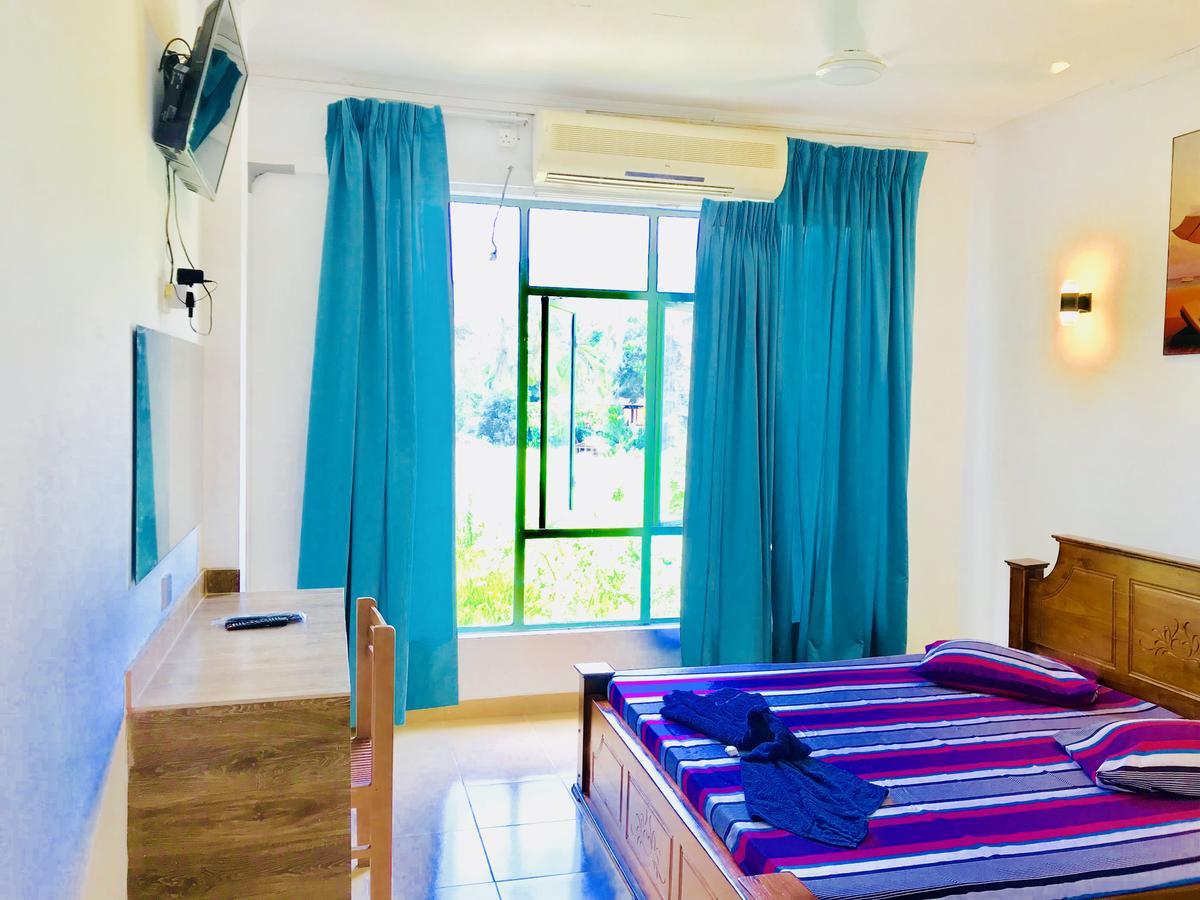 Hotel Travellers Halt à Ratnapura Extérieur photo