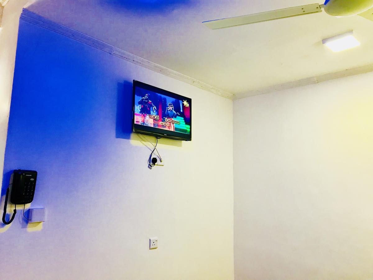 Hotel Travellers Halt à Ratnapura Extérieur photo