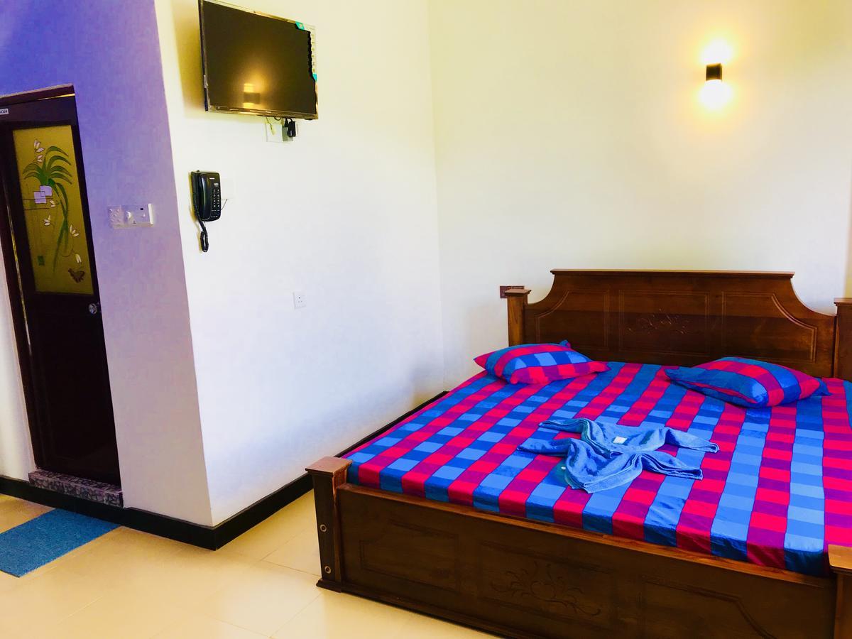 Hotel Travellers Halt à Ratnapura Extérieur photo