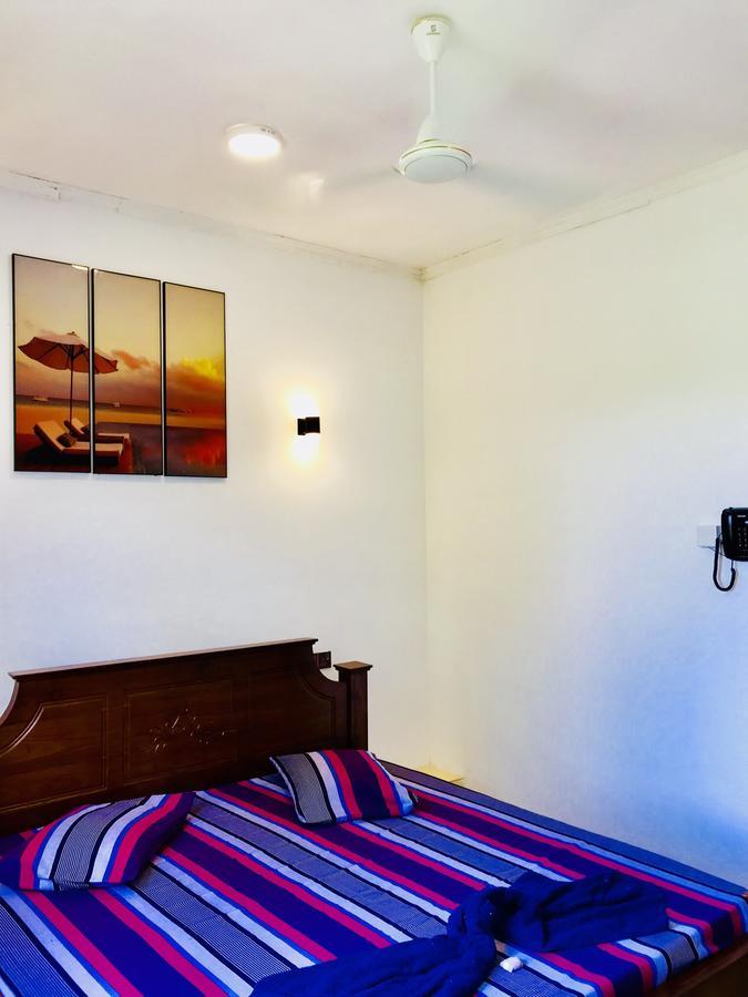Hotel Travellers Halt à Ratnapura Extérieur photo