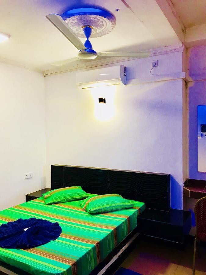 Hotel Travellers Halt à Ratnapura Extérieur photo