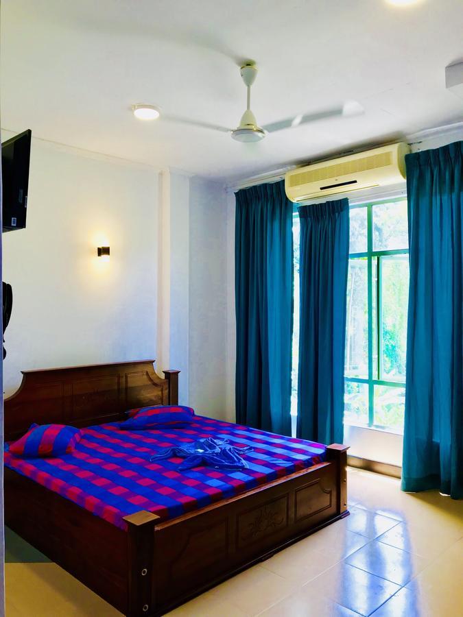 Hotel Travellers Halt à Ratnapura Extérieur photo