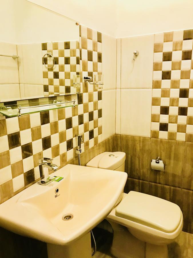 Hotel Travellers Halt à Ratnapura Extérieur photo