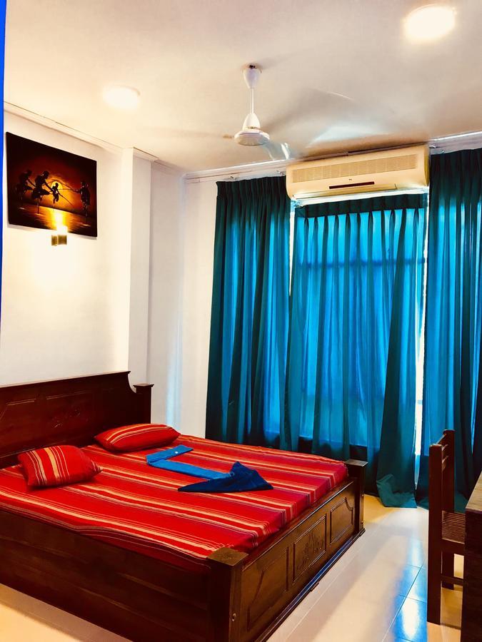 Hotel Travellers Halt à Ratnapura Extérieur photo