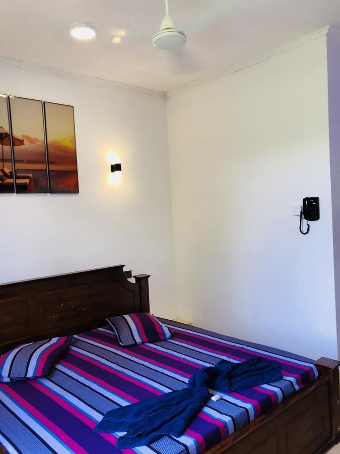 Hotel Travellers Halt à Ratnapura Extérieur photo