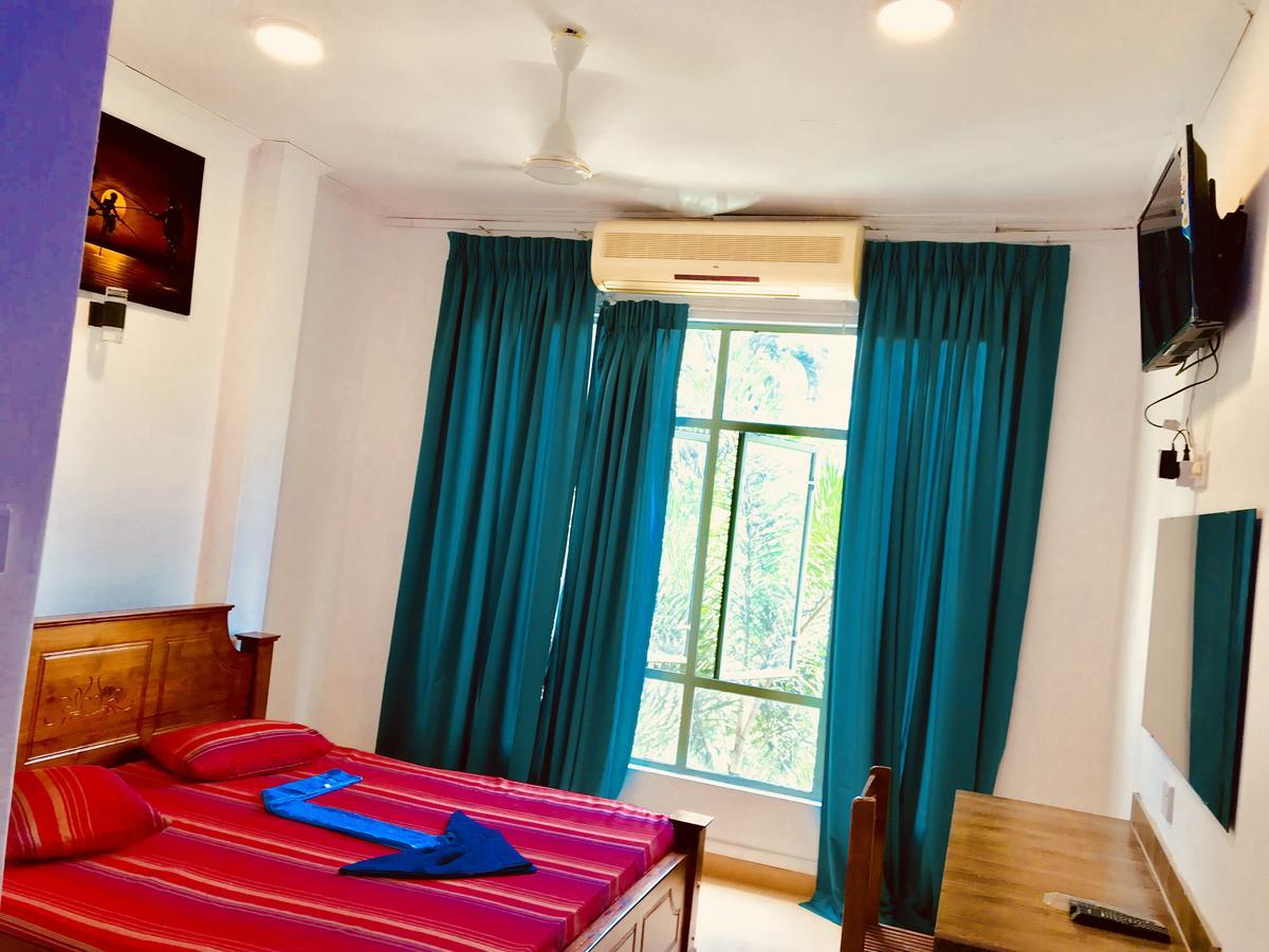 Hotel Travellers Halt à Ratnapura Extérieur photo