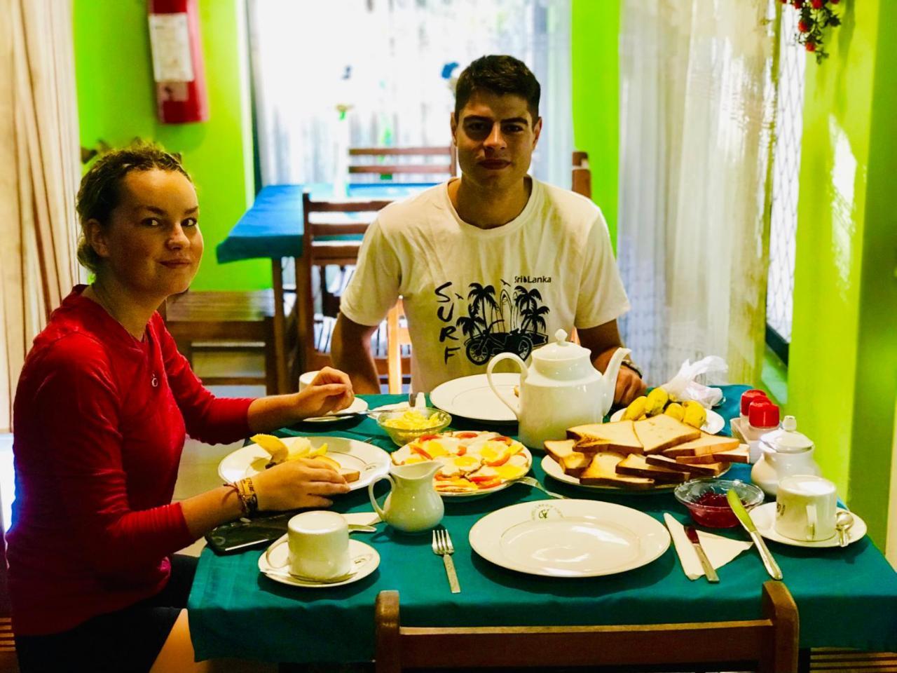 Hotel Travellers Halt à Ratnapura Extérieur photo
